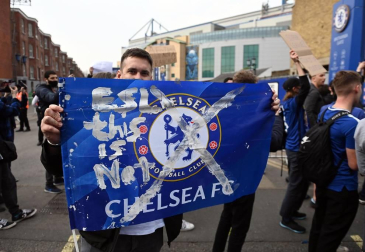 Más de 1.000 aficionados del Chelsea se reunieron en los aledaños del campo para pedir la retirada del equipo inglés de la Superliga