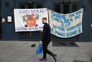 Más de 1.000 aficionados del Chelsea se reunieron en los aledaños del campo para pedir la retirada del equipo inglés de la Superliga