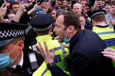 Más de 1.000 aficionados del Chelsea se reunieron en los aledaños del campo para pedir la retirada del equipo inglés de la Superliga