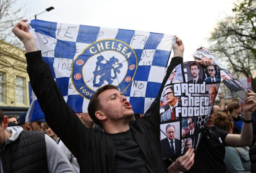 Más de 1.000 aficionados del Chelsea se reunieron en los aledaños del campo para pedir la retirada del equipo inglés de la Superliga