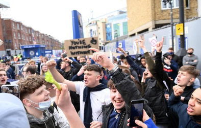 Más de 1.000 aficionados del Chelsea se reunieron en los aledaños del campo para pedir la retirada del equipo inglés de la Superliga