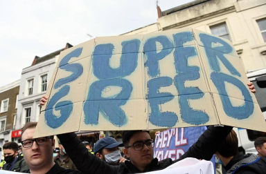 Más de 1.000 aficionados del Chelsea se reunieron en los aledaños del campo para pedir la retirada del equipo inglés de la Superliga