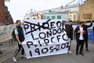 Más de 1.000 aficionados del Chelsea se reunieron en los aledaños del campo para pedir la retirada del equipo inglés de la Superliga