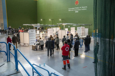 Fotos de la vacunación en el frontón de la UPNA el jueves.
