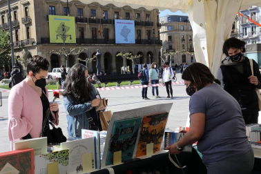 Las librerías salen a la calle en el Día del Libro con descuentos y flores