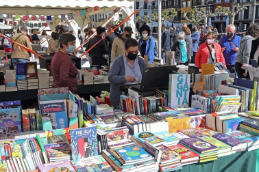 Las librerías salen a la calle en el Día del Libro con descuentos y flores