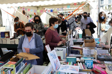 Las librerías salen a la calle en el Día del Libro con descuentos y flores