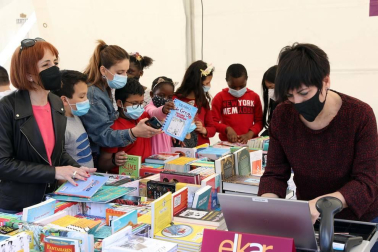 Las librerías salen a la calle en el Día del Libro con descuentos y flores