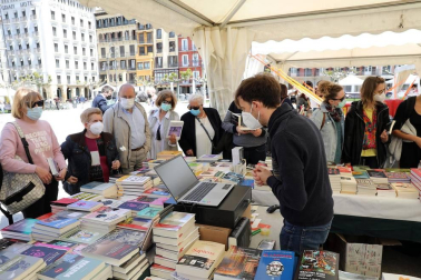 Las librerías salen a la calle en el Día del Libro con descuentos y flores