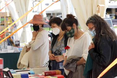 Las librerías salen a la calle en el Día del Libro con descuentos y flores