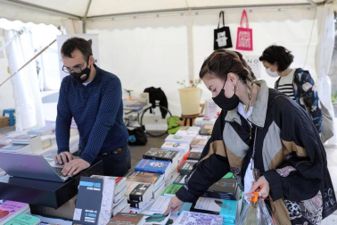 Las librerías salen a la calle en el Día del Libro con descuentos y flores