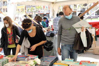 Las librerías salen a la calle en el Día del Libro con descuentos y flores