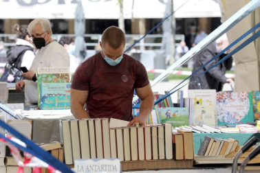 Las librerías salen a la calle en el Día del Libro con descuentos y flores