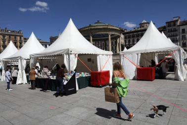 Las librerías salen a la calle en el Día del Libro con descuentos y flores