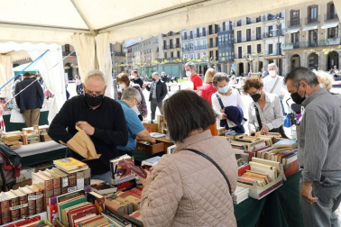Las librerías salen a la calle en el Día del Libro con descuentos y flores