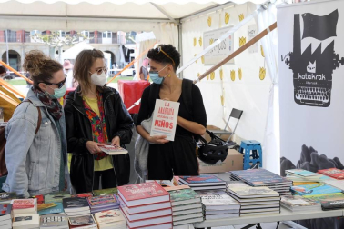 Las librerías salen a la calle en el Día del Libro con descuentos y flores