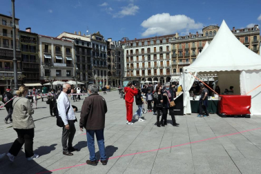 Las librerías salen a la calle en el Día del Libro con descuentos y flores