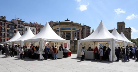 Las librerías salen a la calle en el Día del Libro con descuentos y flores