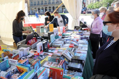 Las librerías salen a la calle en el Día del Libro con descuentos y flores