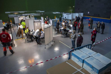 Fotos de la vacunación en el frontón de la UPNA el jueves.