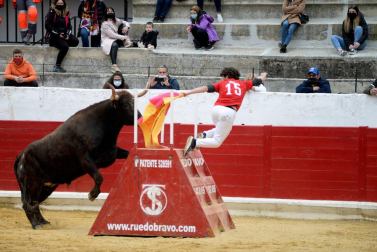La zona media de Navarra acogió este domingo la primera exhibición de bravura de la mano de la ganadería Arriazu