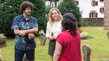 Marta Hazas y Xosé A. Touriñán vsitaron Navarra con el programa de La 2 y estuvieron en el Parque de los desvelados de Estella, en el cementerio de Extalar y en el Parque de la piedra de Leitza, junto a Iñaki perurena.