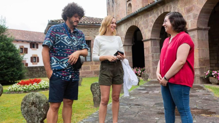 Marta Hazas y Xosé A. Touriñán vsitaron Navarra con el programa de La 2 y estuvieron en el Parque de los desvelados de Estella, en el cementerio de Extalar y en el Parque de la piedra de Leitza, junto a Iñaki perurena.