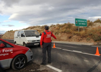 Imágenes de la primera jornada de confinamiento perimetral de la Comunidad, que los navarros viven con cierta normalidad pero con muchas dudas sobre qué pueden hacer o no en esta nueva fase de restricciones, encaminadas a reducir la tasa de contagio de coronavirus.