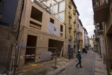 Obras para la construcción de viviendas en la calle Descalzos de Pamplona.