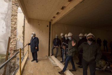 Obras para la construcción de viviendas en la calle Descalzos de Pamplona.