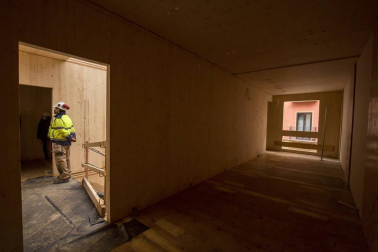 Obras para la construcción de viviendas en la calle Descalzos de Pamplona.