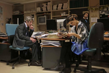Ernesto Alterio y Clara Lago, en uno de los tiempos muertos del rodaje de Crónica de una tormenta.