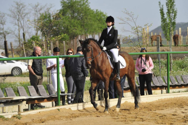 Fotos de la cuarta jornada de la Liga Navarra y de JJDD de hípica en el Club Zahorí de Falce