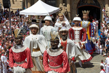 Fotos de la despedida de la Comparsa de Gigantes y Cabezudos en la plaza Consistorial en San Fermín 2019