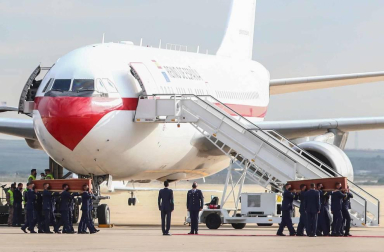 El avión con los cuerpos de David Beriáin, Roberto Fraile y el irlandés Rory Young, periodistas y cooperante asesinados en Burkina Faso, tomó tierra en la base aérea militar de Torrejón de Ardoz este viernes, 30 de abril, a las 09.00 horas donde un cordón militar de honor los ha recibido.