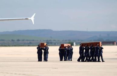 El avión con los cuerpos de David Beriáin, Roberto Fraile y el irlandés Rory Young, periodistas y cooperante asesinados en Burkina Faso, tomó tierra en la base aérea militar de Torrejón de Ardoz este viernes, 30 de abril, a las 09.00 horas donde un cordón militar de honor los ha recibido.