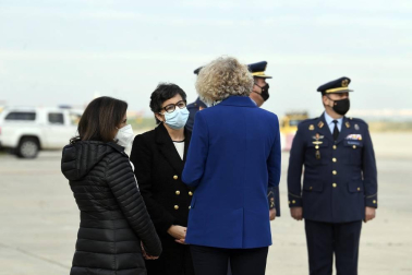 El avión con los cuerpos de David Beriáin, Roberto Fraile y el irlandés Rory Young, periodistas y cooperante asesinados en Burkina Faso, tomó tierra en la base aérea militar de Torrejón de Ardoz este viernes, 30 de abril, a las 09.00 horas donde un cordón militar de honor los ha recibido.