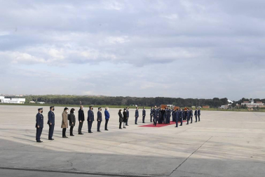 El avión con los cuerpos de David Beriáin, Roberto Fraile y el irlandés Rory Young, periodistas y cooperante asesinados en Burkina Faso, tomó tierra en la base aérea militar de Torrejón de Ardoz este viernes, 30 de abril, a las 09.00 horas donde un cordón militar de honor los ha recibido.