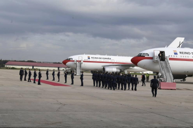 El avión con los cuerpos de David Beriáin, Roberto Fraile y el irlandés Rory Young, periodistas y cooperante asesinados en Burkina Faso, tomó tierra en la base aérea militar de Torrejón de Ardoz este viernes, 30 de abril, a las 09.00 horas donde un cordón militar de honor los ha recibido.