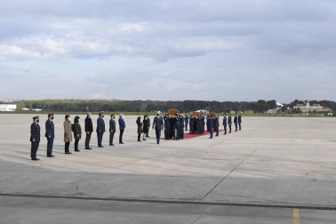 El avión con los cuerpos de David Beriáin, Roberto Fraile y el irlandés Rory Young, periodistas y cooperante asesinados en Burkina Faso, tomó tierra en la base aérea militar de Torrejón de Ardoz este viernes, 30 de abril, a las 09.00 horas donde un cordón militar de honor los ha recibido.
