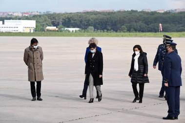 El avión con los cuerpos de David Beriáin, Roberto Fraile y el irlandés Rory Young, periodistas y cooperante asesinados en Burkina Faso, tomó tierra en la base aérea militar de Torrejón de Ardoz este viernes, 30 de abril, a las 09.00 horas donde un cordón militar de honor los ha recibido.