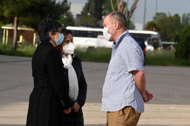 El avión con los cuerpos de David Beriáin, Roberto Fraile y el irlandés Rory Young, periodistas y cooperante asesinados en Burkina Faso, tomó tierra en la base aérea militar de Torrejón de Ardoz este viernes, 30 de abril, a las 09.00 horas donde un cordón militar de honor los ha recibido.