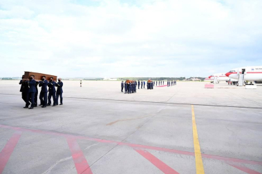 El avión con los cuerpos de David Beriáin, Roberto Fraile y el irlandés Rory Young, periodistas y cooperante asesinados en Burkina Faso, tomó tierra en la base aérea militar de Torrejón de Ardoz este viernes, 30 de abril, a las 09.00 horas donde un cordón militar de honor los ha recibido.