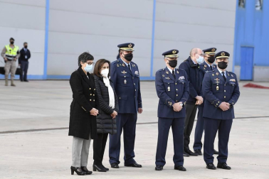 El avión con los cuerpos de David Beriáin, Roberto Fraile y el irlandés Rory Young, periodistas y cooperante asesinados en Burkina Faso, tomó tierra en la base aérea militar de Torrejón de Ardoz este viernes, 30 de abril, a las 09.00 horas donde un cordón militar de honor los ha recibido.