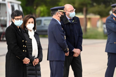 El avión con los cuerpos de David Beriáin, Roberto Fraile y el irlandés Rory Young, periodistas y cooperante asesinados en Burkina Faso, tomó tierra en la base aérea militar de Torrejón de Ardoz este viernes, 30 de abril, a las 09.00 horas donde un cordón militar de honor los ha recibido.