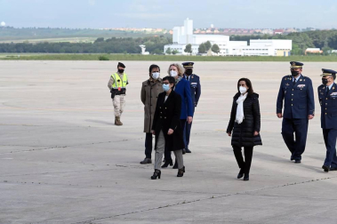 El avión con los cuerpos de David Beriáin, Roberto Fraile y el irlandés Rory Young, periodistas y cooperante asesinados en Burkina Faso, tomó tierra en la base aérea militar de Torrejón de Ardoz este viernes, 30 de abril, a las 09.00 horas donde un cordón militar de honor los ha recibido.