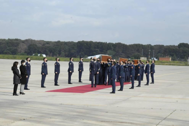 El avión con los cuerpos de David Beriáin, Roberto Fraile y el irlandés Rory Young, periodistas y cooperante asesinados en Burkina Faso, tomó tierra en la base aérea militar de Torrejón de Ardoz este viernes, 30 de abril, a las 09.00 horas donde un cordón militar de honor los ha recibido.