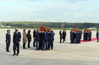 El avión con los cuerpos de David Beriáin, Roberto Fraile y el irlandés Rory Young, periodistas y cooperante asesinados en Burkina Faso, tomó tierra en la base aérea militar de Torrejón de Ardoz este viernes, 30 de abril, a las 09.00 horas donde un cordón militar de honor los ha recibido.