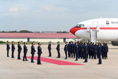 El avión con los cuerpos de David Beriáin, Roberto Fraile y el irlandés Rory Young, periodistas y cooperante asesinados en Burkina Faso, tomó tierra en la base aérea militar de Torrejón de Ardoz este viernes, 30 de abril, a las 09.00 horas donde un cordón militar de honor los ha recibido.