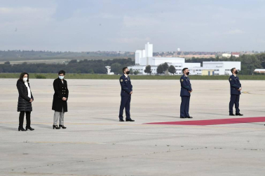 El avión con los cuerpos de David Beriáin, Roberto Fraile y el irlandés Rory Young, periodistas y cooperante asesinados en Burkina Faso, tomó tierra en la base aérea militar de Torrejón de Ardoz este viernes, 30 de abril, a las 09.00 horas donde un cordón militar de honor los ha recibido.